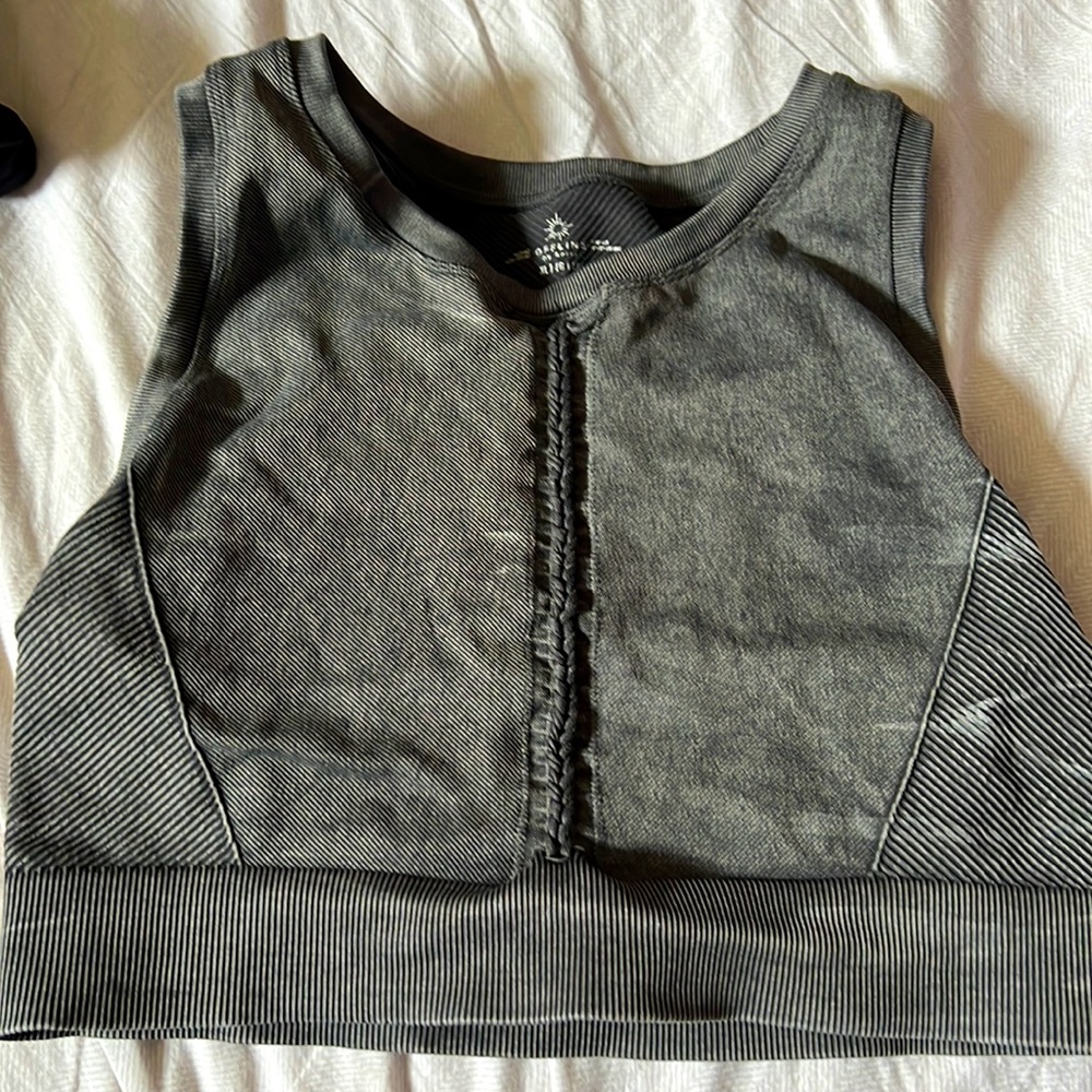 Aeri sports top